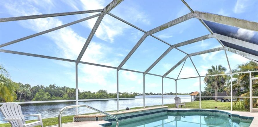 House in Port Charlotte, Florida 3 bedrooms, 182.18 sq.m. № 1852796