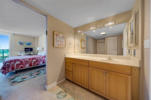 Купить кондоминиум в Санни-Айлс-Бич, Флорида 2 спальни, 126.07м2, № 1934012 - фото 19