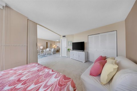 Купить кондоминиум в Санни-Айлс-Бич, Флорида 2 спальни, 126.07м2, № 1934012 - фото 24