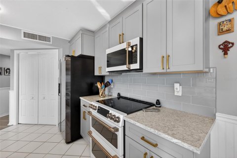 Condo in Daytona Beach, Florida, 3 bedrooms № 2196795 - photo 16