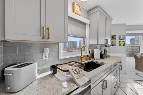 Condo in Daytona Beach, Florida, 3 bedrooms № 2196795 - photo 17