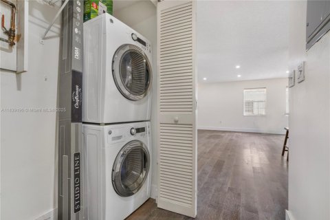 Condo in Coral Gables, Florida, 2 bedrooms  № 1828235 - photo 12