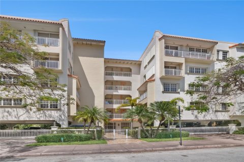 Condo in Coral Gables, Florida, 2 bedrooms  № 1828235 - photo 1