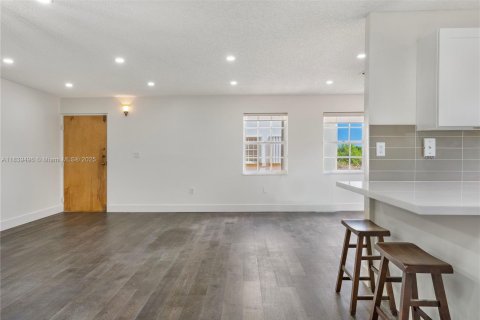 Condo in Coral Gables, Florida, 2 bedrooms  № 1828235 - photo 4
