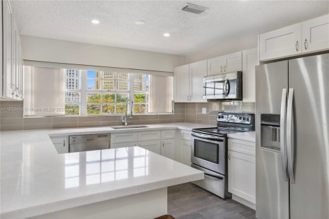 Condo in Coral Gables, Florida, 2 bedrooms  № 1828235 - photo 6
