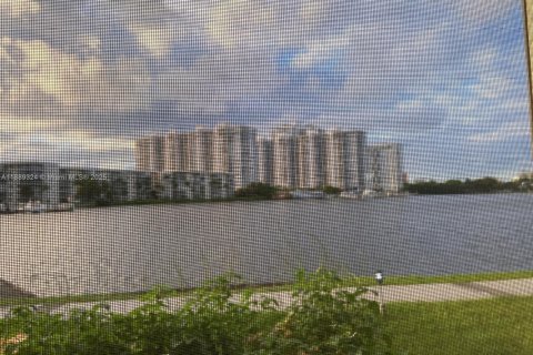 Condo in Aventura, Florida, 2 bedrooms № 1941365 - photo 1