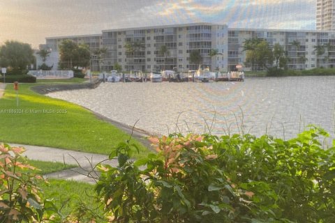 Condo in Aventura, Florida, 2 bedrooms № 1941365 - photo 9