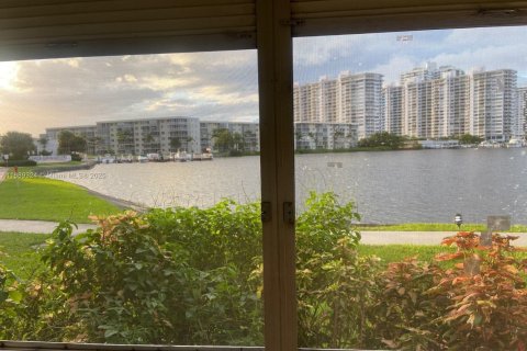 Condo in Aventura, Florida, 2 bedrooms № 1941365 - photo 2