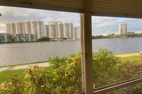 Condo in Aventura, Florida, 2 bedrooms № 1941365 - photo 10