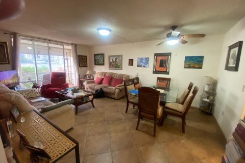 Condo in Aventura, Florida, 2 bedrooms № 1941365 - photo 22