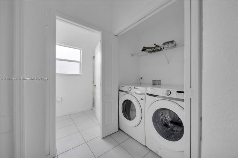 Condo in Naples, Florida, 3 bedrooms № 1958145 - photo 13