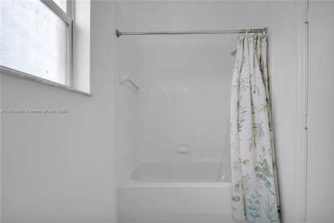 Condo in Naples, Florida, 3 bedrooms № 1958145 - photo 16