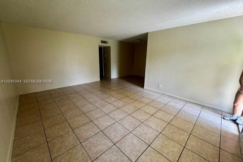 Condo in Lauderhill, Florida, 2 bedrooms  № 2086612 - photo 2