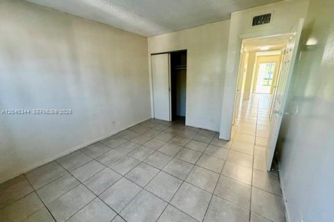 Condo in Lauderhill, Florida, 2 bedrooms  № 2086612 - photo 9