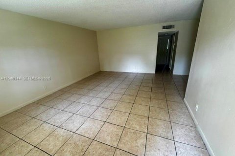 Condo in Lauderhill, Florida, 2 bedrooms № 2086612