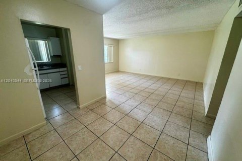 Condo in Lauderhill, Florida, 2 bedrooms  № 2086612 - photo 10