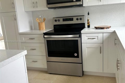 House in Miami Gardens, Florida 3 bedrooms, 102.56 sq.m. № 1483143 - photo 10