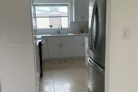House in Miami Gardens, Florida 3 bedrooms, 102.56 sq.m. № 1483143 - photo 11