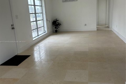 House in Miami Gardens, Florida 3 bedrooms, 102.56 sq.m. № 1483143 - photo 6