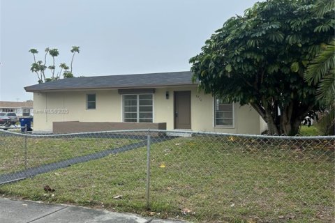 House in Miami Gardens, Florida 3 bedrooms, 102.56 sq.m. № 1483143 - photo 1