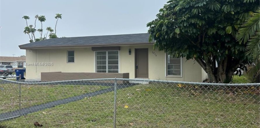 House in Miami Gardens, Florida 3 bedrooms, 102.56 sq.m. № 1483143