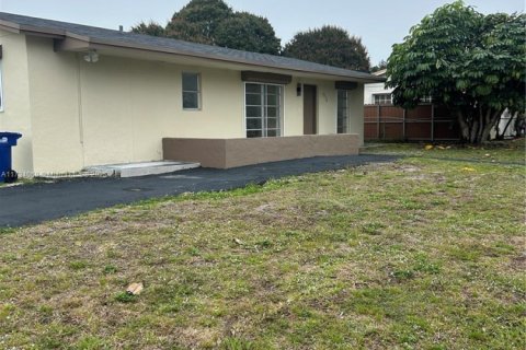 House in Miami Gardens, Florida 3 bedrooms, 102.56 sq.m. № 1483143 - photo 2