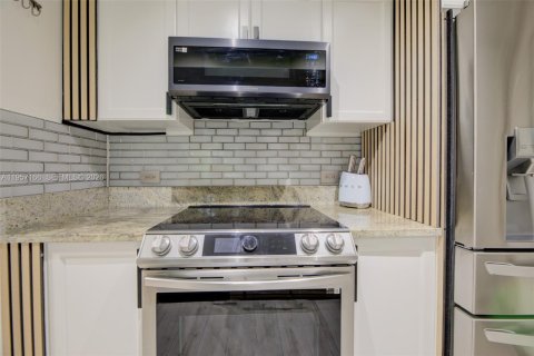 Condo in Aventura, Florida, 2 bedrooms  № 2011624 - photo 13