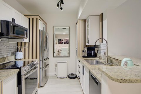 Condo in Aventura, Florida, 2 bedrooms  № 2011624 - photo 12