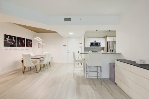 Condo in Aventura, Florida, 2 bedrooms  № 2011624 - photo 10