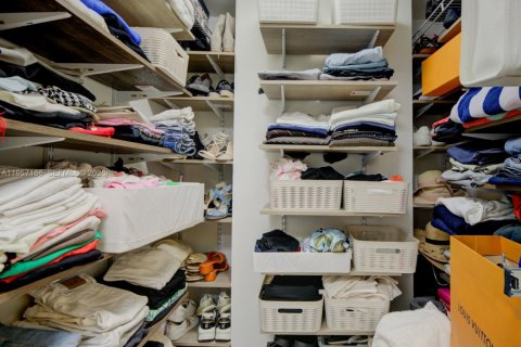 Condo in Aventura, Florida, 2 bedrooms  № 2011624 - photo 23