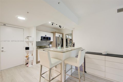 Condo in Aventura, Florida, 2 bedrooms  № 2011624 - photo 11