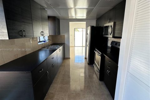 Touwnhouse à louer à Miami, Floride: 3 chambres, 170.94 m2 № 2038175 - photo 5