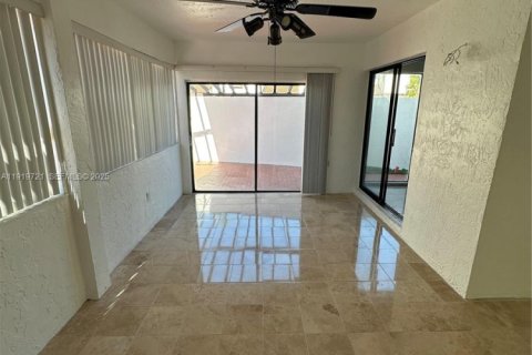 Touwnhouse à louer à Miami, Floride: 3 chambres, 170.94 m2 № 2038175 - photo 9