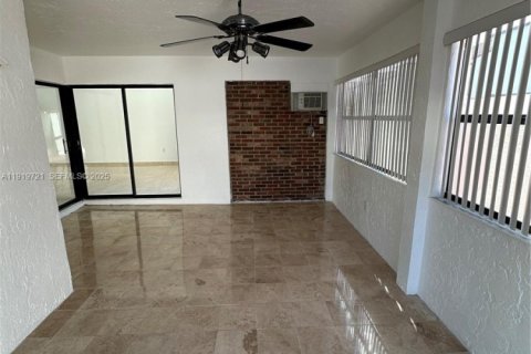 Touwnhouse à louer à Miami, Floride: 3 chambres, 170.94 m2 № 2038175 - photo 4