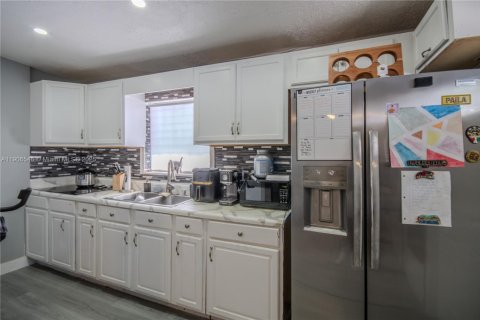 Купить виллу или дом в Уэст-Палм-Бич, Флорида 4 спальни, 101.36м2, № 1957099 - фото 16