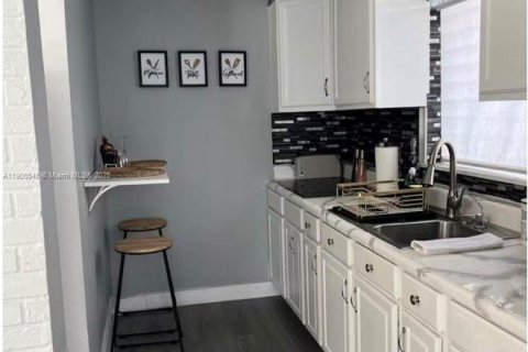 Casa en venta en West Palm Beach, Florida, 4 dormitorios, 101.36 m2 № 1957099 - foto 2