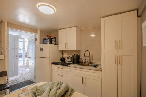 Купить виллу или дом в Уэст-Палм-Бич, Флорида 4 спальни, 101.36м2, № 1957099 - фото 20