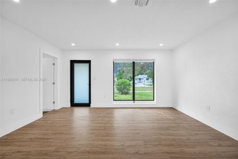 House in Miami, Florida 4 bedrooms, 135.27 sq.m. № 1987594 - photo 4