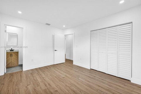 House in Miami, Florida 4 bedrooms, 135.27 sq.m. № 1987594 - photo 18
