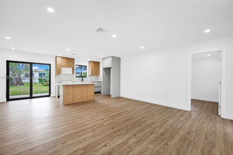 House in Miami, Florida 4 bedrooms, 135.27 sq.m. № 1987594 - photo 8