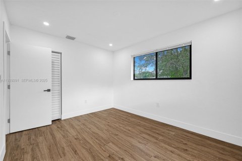 House in Miami, Florida 4 bedrooms, 135.27 sq.m. № 1987594 - photo 24