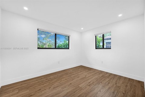 House in Miami, Florida 4 bedrooms, 135.27 sq.m. № 1987594 - photo 22