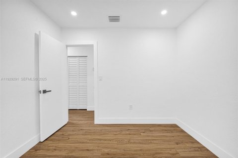 House in Miami, Florida 4 bedrooms, 135.27 sq.m. № 1987594 - photo 29