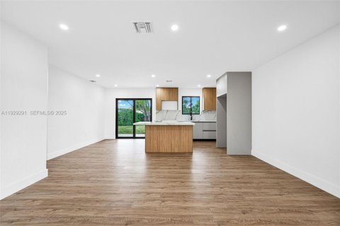 House in Miami, Florida 4 bedrooms, 135.27 sq.m. № 1987594 - photo 10