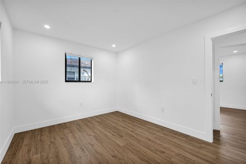 House in Miami, Florida 4 bedrooms, 135.27 sq.m. № 1987594 - photo 23