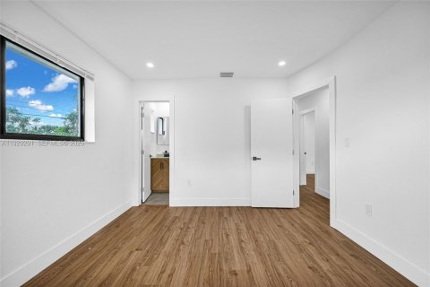 House in Miami, Florida 4 bedrooms, 135.27 sq.m. № 1987594 - photo 19