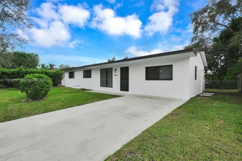 House in Miami, Florida 4 bedrooms, 135.27 sq.m. № 1987594 - photo 1