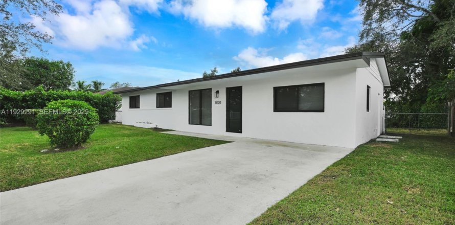 House in Miami, Florida 4 bedrooms, 135.27 sq.m. № 1987594
