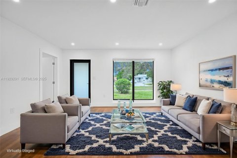 House in Miami, Florida 4 bedrooms, 135.27 sq.m. № 1987594 - photo 14