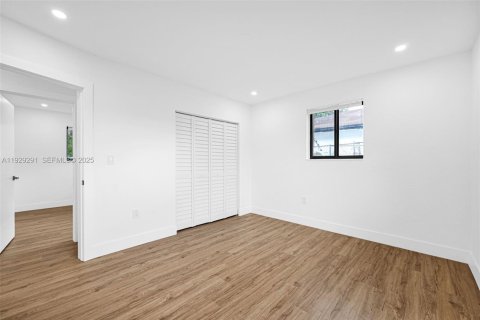 House in Miami, Florida 4 bedrooms, 135.27 sq.m. № 1987594 - photo 17